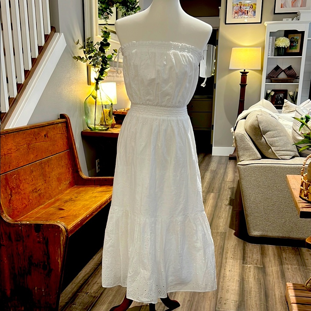 Never worn, size S Lily Pulitzer eyelet, strapless sun dress.
